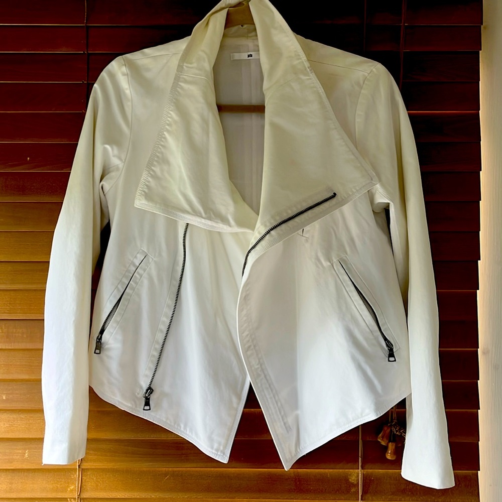 Timeless elegance by Jarbo, lightweight, white jacket - Helmut lang-esque